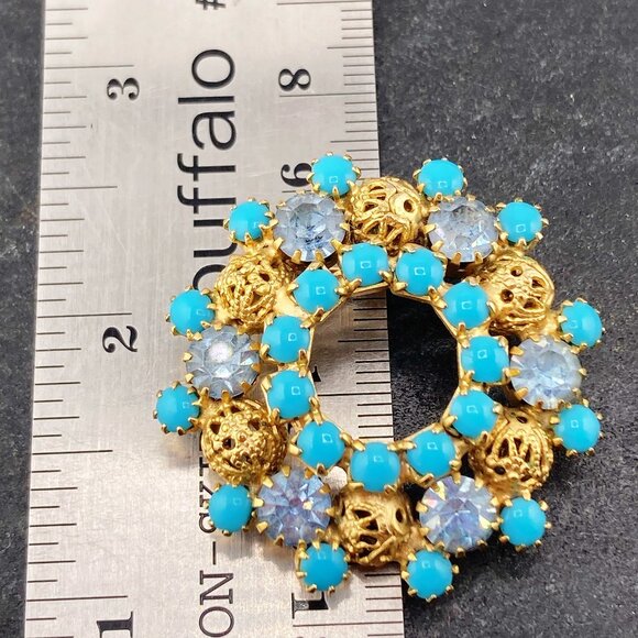 VINTAGE Blue, turquoise, and gold tone metal filigree wreath brooch ~ Boho pin - Picture 2 of 8